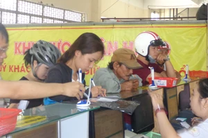 Sáng 2-9 khách ùn ùn đi nghỉ lễ