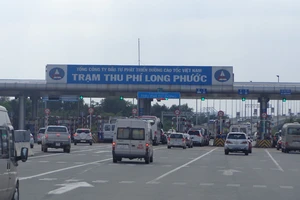Xe ùn ùn về TP.HCM, trạm thu phí mở bung cửa