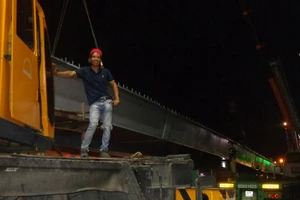 Trắng đêm lắp dầm thép cầu vượt ngã 6 Gò Vấp