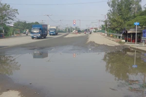 Tan nát những con đường vùng ven