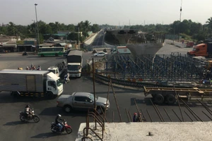 Phóng sự ảnh: Sắp thông xe hàng loạt cầu vượt, hầm chui