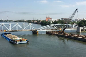 Giảm mức thu giá tàu, thuyền chui qua cầu Bình Lợi mới