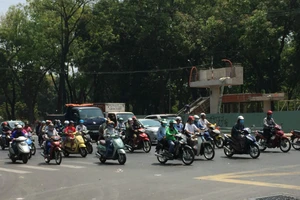 Cấm đường Hoàng Minh Giám để làm cầu đi bộ