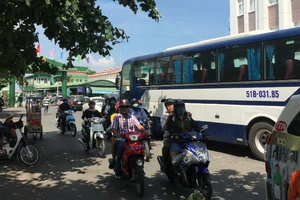 Ô tô chờ 2 tiếng mới qua được phà Bình Khánh 