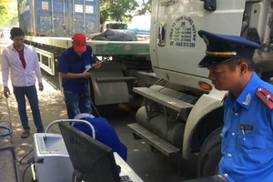 TP.HCM kiểm tra gắt khói xe tải, xe buýt 
