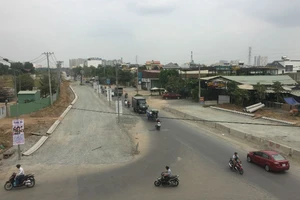 Cầu đường nối quận 2 và 9 'tắc' vì vướng mặt bằng