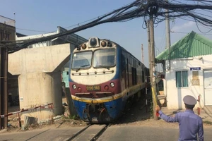 Tháng 4, lao dầm khoang thông thuyền cầu đường sắt Bình Lợi