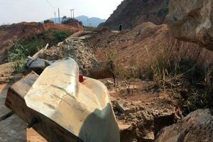 Đường 550 tỉ mới dùng hơn 2 năm đã sạt lở