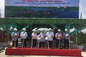 Hợp long nhịp chính cầu Vàm Sát 2, Cần Giờ