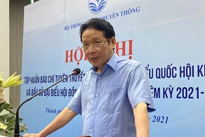 Thứ trưởng Bộ TT& TT Hoàng Vĩnh Bảo phát biểu tại buổi tập huấn công tác tuyên truyền bầu cử sáng 16-4 tại TP.HCM. Ảnh: Lưu Đức