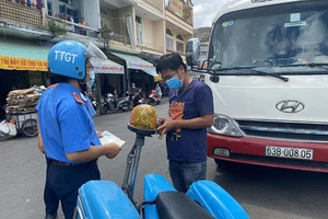 Thanh tra giao thông phạt xe đậu quanh chợ tự phát ở Chợ Lớn