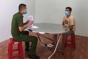 Tự ý ra khỏi khu phong tỏa rồi cầm dao rượt đuổi tổ trực chống dịch