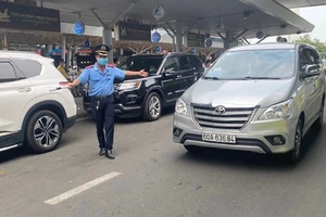 Thanh tra giao thông tăng cường điều tiết xe đón khách ở sân bay Tân Sơn Nhất