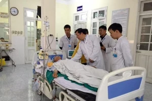 Bộ Y tế thăm bệnh nhân được mổ lấy panh sau 18,5 năm