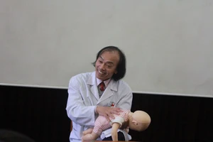 Hướng dẫn cách xử trí khi trẻ bị hóc dị vật