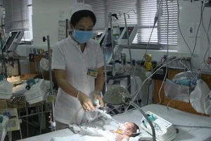 Làm rõ vụ bé sơ sinh nguy kịch vì cắt rốn bằng dao lam