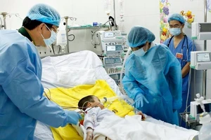 Bộ trưởng Y tế thăm bệnh nhi được ghép phổi thành công