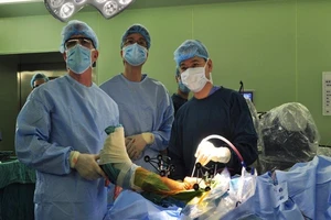 Việt Nam lần đầu dùng robot phẫu thuật khớp, thần kinh 