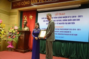 Bộ trưởng Bộ Y tế nhận chức danh Giáo sư ĐH Oxford