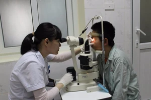 Kính cận vỡ, đâm nhiều mảnh vào mắt bé trai 11 tuổi