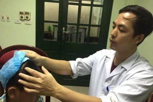 Mắc bệnh hiếm, cậu bé 10 tuổi cười cả chục cơn mỗi ngày