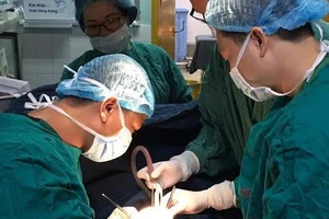 Cứu sống bệnh nhi có khối u khổng lồ hiếm gặp