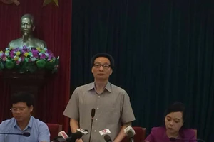 Phó Thủ tướng Vũ Đức Đam đi kiểm tra ổ dịch SXH tại HN