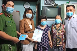 Phường giúp 1 phụ nữ làm khai sinh sau 40 năm