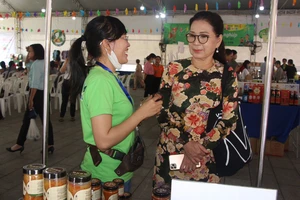 Đặc sản quê khoác áo sang trọng ra chợ tết Sài Gòn