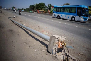 Trụ đèn gãy gây nguy hiểm cho người dân