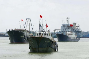 Trăm tàu Trung Quốc ở đá Ba Đầu: Phạm pháp nghiêm trọng!