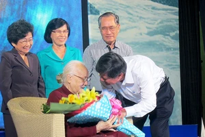 Phu nhân cố TBT Nguyễn Văn Linh ra mắt sách 'Tiếng sóng bủa ghềnh'