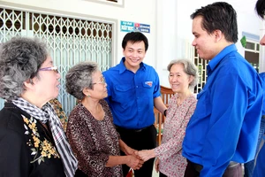 Về miền Tây gặp gỡ gia đình nuôi giấu cách mạng