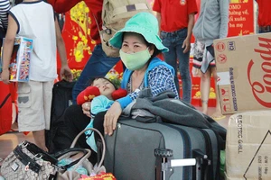 Khách vật vờ ở ga Sài Gòn đợi tàu, mua vé