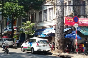 Bí thư Thăng chỉ đạo đặt biển cấm, ô tô vẫn ngang nhiên đậu