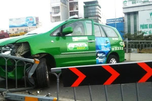 Taxi tông dẹp con lươn trên cầu vượt Hàng Xanh