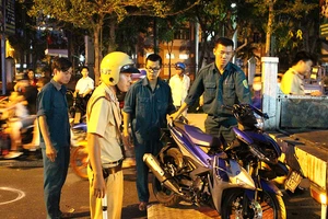 Thanh niên phóng nhanh, tông liên hoàn ba xe máy