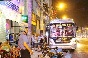 Xe khách vẫn 'lộng hành' trên đường cấm