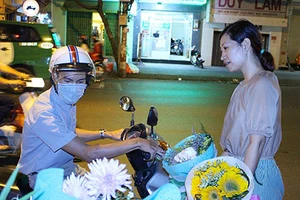 Bán hoa gây quỹ, mua ủng cho trẻ vùng cao