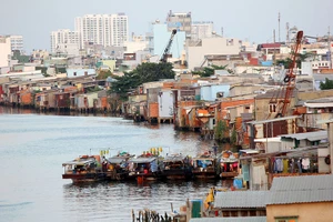 Cận cảnh cuộc sống thấp thỏm của dân nghèo trên dòng kênh