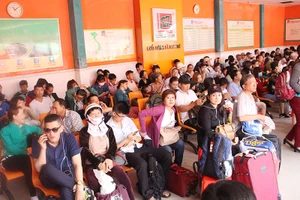 Vật vã chờ mua vé xe về quê dịp lễ giỗ tổ giữa trời nắng nóng