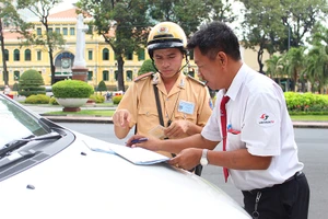 CSGT TP.HCM tung quân ra đường ghi hình phạt vi phạm giao thông