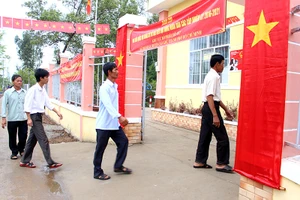 Sáng nay, cử tri xã đảo hân hoan đi bầu cử