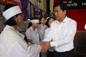 Bí thư Đinh La Thăng viếng ông Nguyễn Thanh Chín