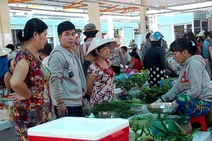 Tiểu thương phấn khởi rời chợ tự phát vào chợ Bình Thới mới