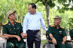 Ông Tất Thành Cang thăm và tặng quà thương bệnh binh