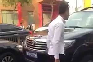 Xe biển xanh chạy ngược chiều của Tổng cục Hải quan