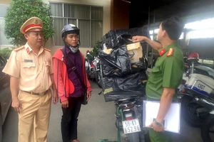Chở thuốc lá lậu còn chạy tốc độ cao: Gặp công an