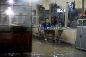 TP.HCM: Khách ăn xong phải ngồi chờ... nước rút