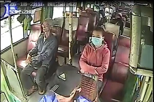 'Nấu cháo' điện thoại, tài xế xe buýt bị tạm ngưng việc